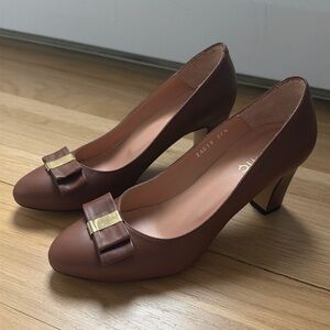 Brown closed toe pump European brand Hotiç size 37.5 super comfy soft leather